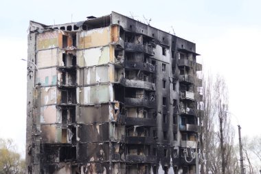 Ukrayna, Borodyanka - 04.21.2022: Savaş tarafından yıkılan bir bina, yıkılmış duvarlar ve yanmış siyah izler. Konut binasının patlayan daireleri. Rusya 'nın Ukrayna' ya yaptığı saldırıların sonuçları. 