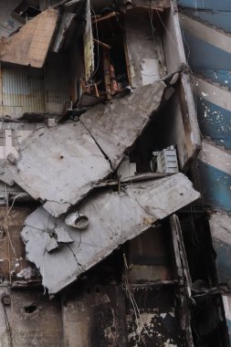 Ukrayna, Borodyanka - 04.21.2022: Savaş tarafından yıkılan bir bina, yıkılmış duvarlar ve yanmış siyah izler. Konut binasının patlayan daireleri. Rusya 'nın Ukrayna' ya yaptığı saldırıların sonuçları. 