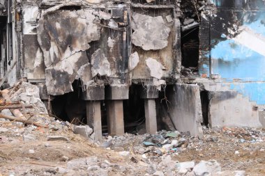 Ukrayna, Borodyanka - 04.21.2022: Savaş tarafından yıkılan bir bina, yıkılmış duvarlar, sütunlar ve temeller, yanmış siyah izler. Patlayan ev. Rusya 'nın Ukrayna' ya yaptığı saldırıların sonuçları