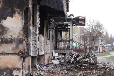 Ukrayna, Borodyanka - 04.21.2022: Savaş tarafından yıkılan bir bina, yıkılmış duvarlar ve yanmış siyah izler. Rusya 'nın Ukrayna' ya yaptığı saldırıların sonuçları. 