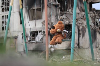 Ukrayna, Borodyanka - 04.21.2022: Yıkılan bir binanın arka planında pati olmadan bir oyuncak ayı, savaş. Rusya 'nın Ukrayna' ya yaptığı saldırıların sonuçları 