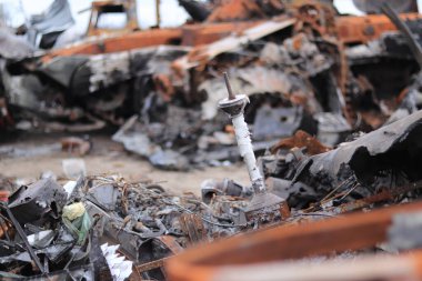 Ukrayna, Bucha - 04.21.2022: Kırık askeri teçhizat, ateş edilen arabalar, buruşmuş metal ve pas mezarlığı