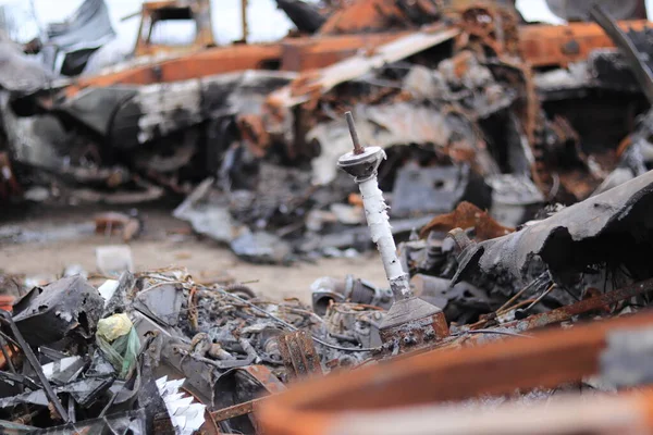 Ukrayna, Bucha - 04.21.2022: Kırık askeri teçhizat, ateş edilen arabalar, buruşmuş metal ve pas mezarlığı