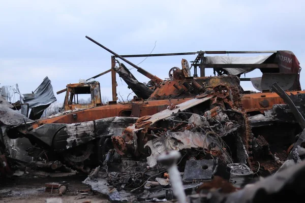 Ukrajna Bucha 2022 Törött Katonai Felszerelések Lövöldözős Autók Gyűrött Fém — Stock Fotó