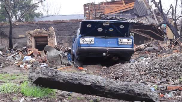 Украина Бородянка 2022 Сломанный Автомобиль Фоне Руин Оставшихся Жилых Зданий — стоковое видео