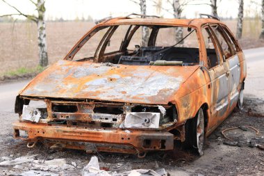 Ukrayna, Motyzhyn - Yasnohorvodka - 04.25.2022: Kırık ve yanmış sivil araba. Rusya 'nın Ukrayna' yı işgalinin sonuçları.