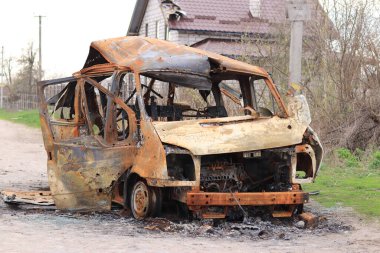 Ukrayna, Motyzhyn - 04.25.2022: Kırık ve yanmış araba. Rusya 'nın Ukrayna' yı işgalinin sonuçları. Savaşın dehşeti
