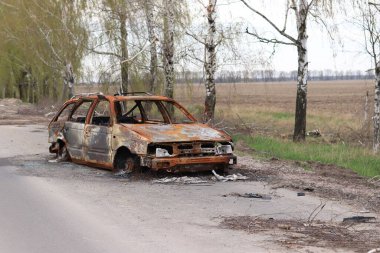 Ukrayna, Motyzhyn - Yasnohorvodka - 04.25.2022: Kırık ve yanmış sivil araba. Rusya 'nın Ukrayna' yı işgalinin sonuçları.