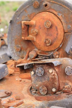 Ukrayna, Kalynivka, Kyiv Oblastı - 04.25.2022: Yanmış tank. Yok edilmiş askeri teçhizat. Rusya 'nın Ukrayna' yı işgalinin sonuçları