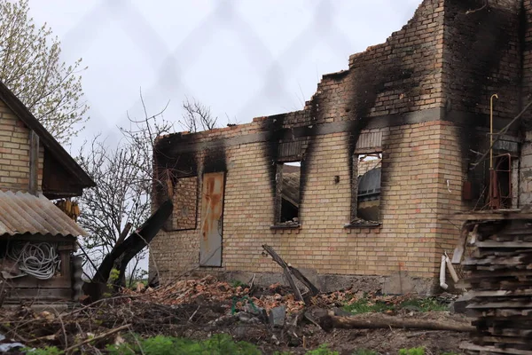 Ucrania Motyzhyn 2022 Edificio Desgarrado Por Guerra Paredes Derrumbadas Techo —  Fotos de Stock