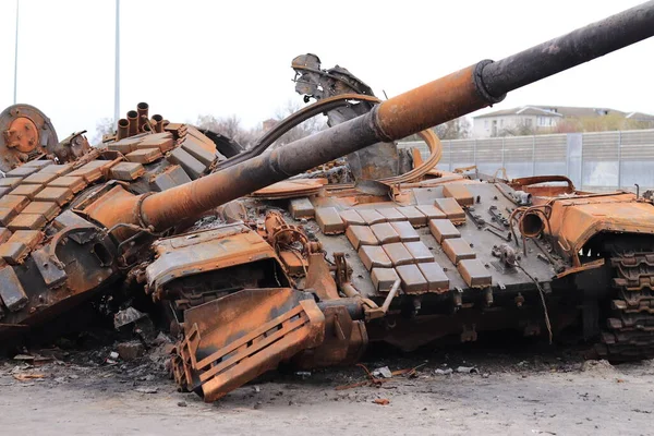Ukrayna, Kalynivka, Kyiv Oblastı - 04.25.2022: Yanmış tank. Yok edilmiş askeri teçhizat. Rusya 'nın Ukrayna' yı işgalinin sonuçları