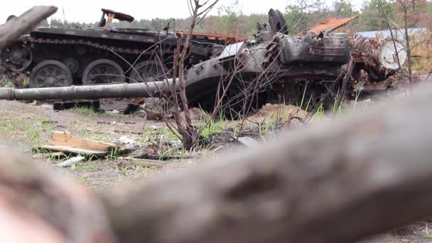 ウクライナ Dmytrivka キエフ州 2022 壊れたロシア軍の装備 タンクタレットを破壊 選択的フォーカス ロシアのウクライナ侵攻の結果2022 — ストック動画