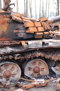 Ukrayna, Dmytrivka, Kyiv Oblastı - 04.26.2022: yanmış Rus tankı. Rusya 'nın Ukrayna' yı işgalinin sonuçları 2022