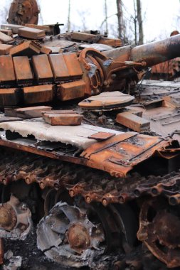 Ukrayna, Dmytrivka, Kyiv Oblastı - 04.26.2022: yanmış Rus tankı. Rusya 'nın Ukrayna' yı işgalinin sonuçları 2022
