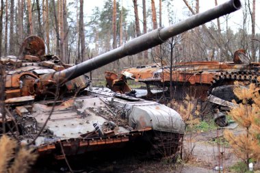 Ukrayna, Dmytrivka, Kyiv Oblastı - 04.26.2022: Yanmış Rus tankı ve diğer ekipmanlar. Rusya 'nın Ukrayna' yı işgalinin sonuçları 2022