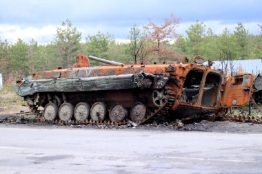 Ukrayna, Dmytrivka, Kyiv Oblastı - 04.26.2022: Yol kenarındaki ormanın kenarında yanmış Rus piyade aracı. Rusya 'nın Ukrayna' yı işgalinin sonuçları 2022. 