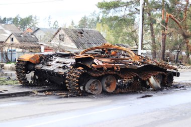 Ukrayna, Dmytrivka, Kyiv Oblastı - 04.26.2022: yanmış Rus tankı. Rusya 'nın Ukrayna' yı işgalinin sonuçları 2022