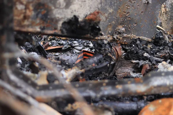 Ukrayna, Dmytrivka, Kyiv Oblastı - 04.26.2022: İçeride yanmış Rus piyade aracı, ekipman kalıntılarında St. George kurdelesi