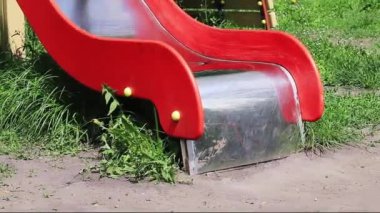 Çocuk oyun parkındaki kayaktan kayıyor. Çocuk Oyunları