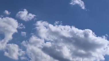 Yazın beyaz bulutlu mavi gökyüzü. Gökyüzünde bulutların yavaş hareketi. 