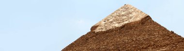 Bir seyahat şirketinin, bir seyahat sitesinin, Mısır 'ın başlığının afişi. Giza 'daki Khafre Piramidi. Mavi gökyüzüne karşı piramidin tepesi. Metninizi girmek için pankarta yerleştirin