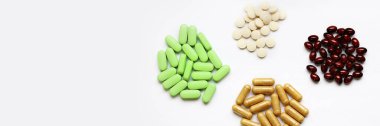 Hafif arka planda vitaminler ve takviyeler. Tıbbi kurum, laboratuar veya farmakoloji, eczane veya çevrimiçi eczane sayfası için pankart