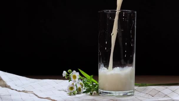 Bir Cam Bardağa Yakın Plan Süt Dökmek Sütlü Bardak Koyu — Stok video