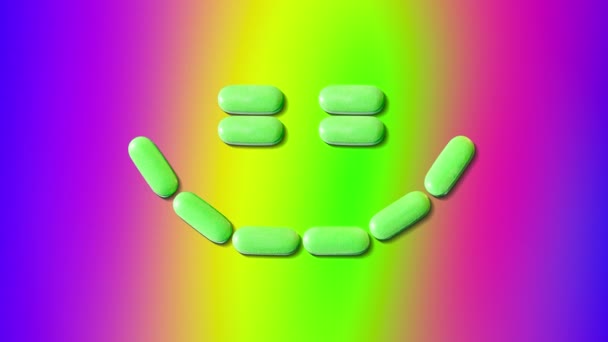 明るい色の背景にビタミンや栄養補助食品 錠剤の笑顔でレイアウトされます アニメーションビデオクリップ — ストック動画
