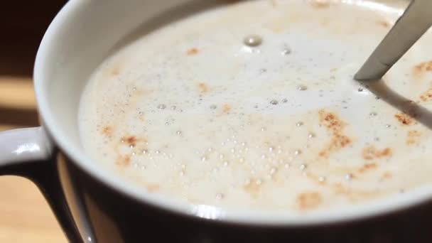 Πρωινός Καφές Λάτε Ένα Λευκό Κύπελλο Ζουμ Βίντεο Αναζωογονητικό Ποτό — Αρχείο Βίντεο