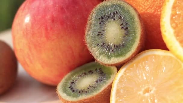 Kiwi Skar Halv Närbild Smidig Kamerarörelse Mogna Frukter Samlade Grupp — Stockvideo