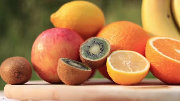 Composición Diferentes Frutas Apiladas Juntas Naranjas Kiwi Limones Manzana Plátanos — Vídeo de stock
