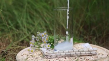 Bardağa taze süt dök. Doğada piknik, sağlıklı yaşam tarzı, sağlıklı yiyecekler. Sütlü bardak tepside