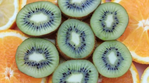 Kiwi Rebanado Rodajas Naranja Frutas Maduras Apiladas Juntas Movimiento Suave — Vídeos de Stock