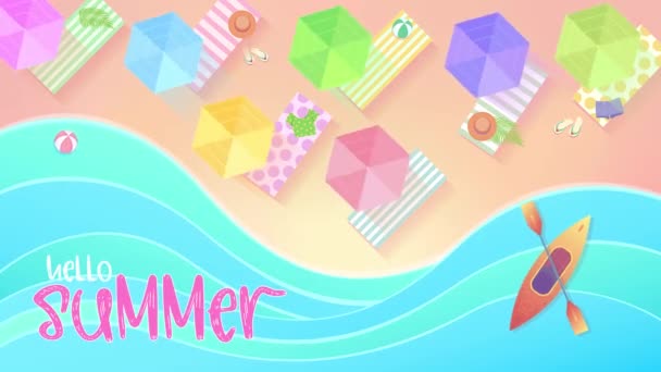 夏のビーチシーン トップビュー リゾートでの休日のアニメーションビデオ サンラウンジャーと回転パラソル付きの砂浜 手紙こんにちは夏 — ストック動画