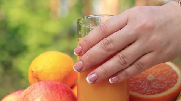 Woman Hand Takes Glass Juice Drink Freshly Squeezed Juice Healthy — Stok video