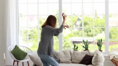 Kız parlak bir dairede maskaralık yapıyor, neşe, maskaralık. Yeni bir daireye taşınmak, tamiri tamamlamak. Arkadan söylendiği gibi, pencerelerin arkasında aptalca bir dans.