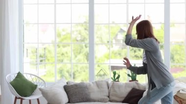 Kız parlak bir dairede maskaralık yapıyor, neşe, maskaralık. Yeni bir daireye taşınmak, tamiri tamamlamak. Arkadan söylendiği gibi, pencerelerin arkasında aptalca bir dans.