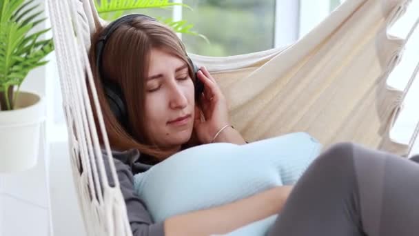 Girl Listens Music Headphones While Lying Hammock Rest Hard Day — Vídeo de Stock