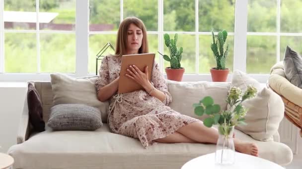 Dziewczyna Pisze Notatniku Siedząc Kanapie Przytulnym Wnętrzu Zdalne Uczenie Się — Wideo stockowe