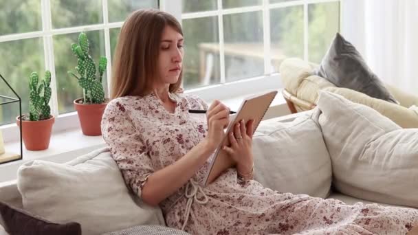 Girl Writes Notebook While Sitting Sofa Cozy Interior Remote Learning — Vídeo de Stock