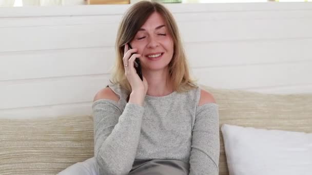 Girl Emotionally Communicates Phone Joy Positive Laughter Conversation Friend — 图库视频影像