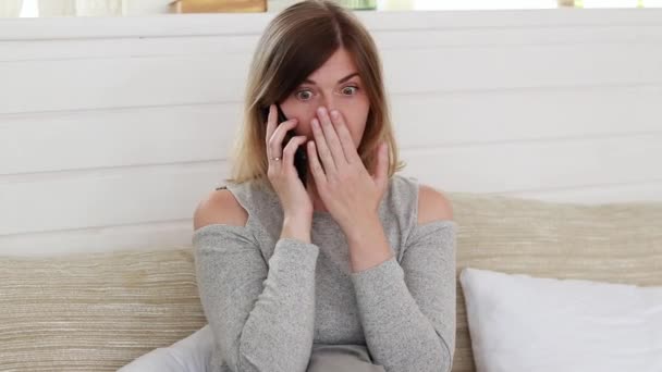 Gossip Girl Surprised Conversation Phone Pronounced Emotions Telephone Communication — Stockvideo