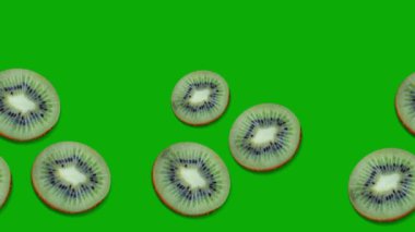 Yeşil arka planda kivi meyvesi kes. Meyveli yaz arkaplanı