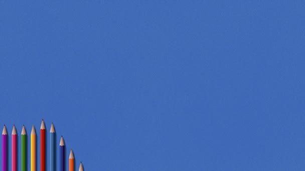 Набір Кольорових Олівців Являються Свою Чергу Тлі Синього Паперу Відео — стокове відео
