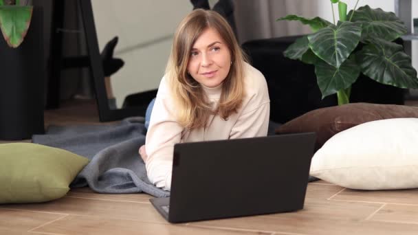 Děvče Pracuje Doma Útulné Atmosféře Laptopu Vzdálená Práce Domova Blogování — Stock video