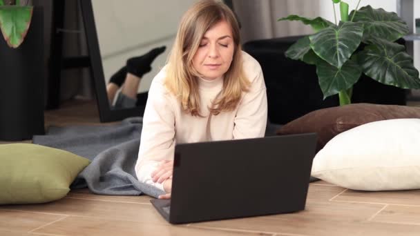 Menina Comunica Laptop Com Alguém Alegra Receba Boas Notícias Internet — Vídeo de Stock