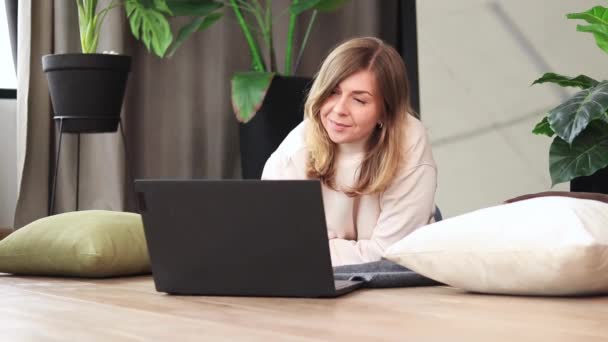 Dziewczyna Pracuje Laptopie Domu Przytulnej Atmosferze Praca Zdalna Domu Blogi — Wideo stockowe