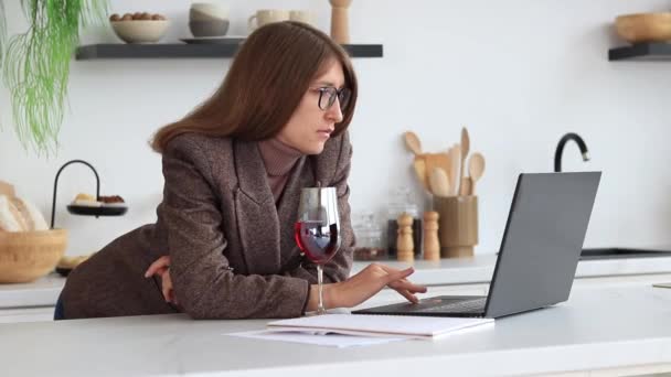 Business Girl Laptop Kitchen Studying Materials Internet Serious Woman Continues — Stock Video