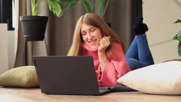 Kız Dizüstü Bilgisayarında Gördükleriyle Mutlu Ailesi Arkadaşlarıyla Çevrimiçi Bir Konferans — Stok video