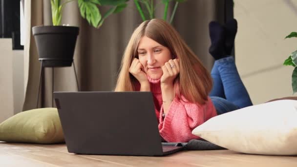 Das Mädchen Ist Zufrieden Mit Dem Sie Auf Dem Laptop — Stockvideo
